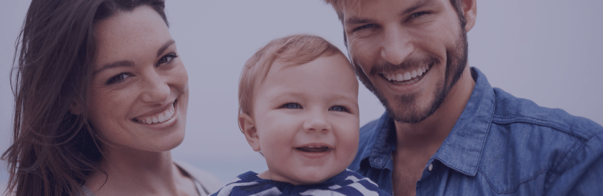 uśmiechnięci rodzice trzymający dziecko poczęte metodą in vitro w Lublinie