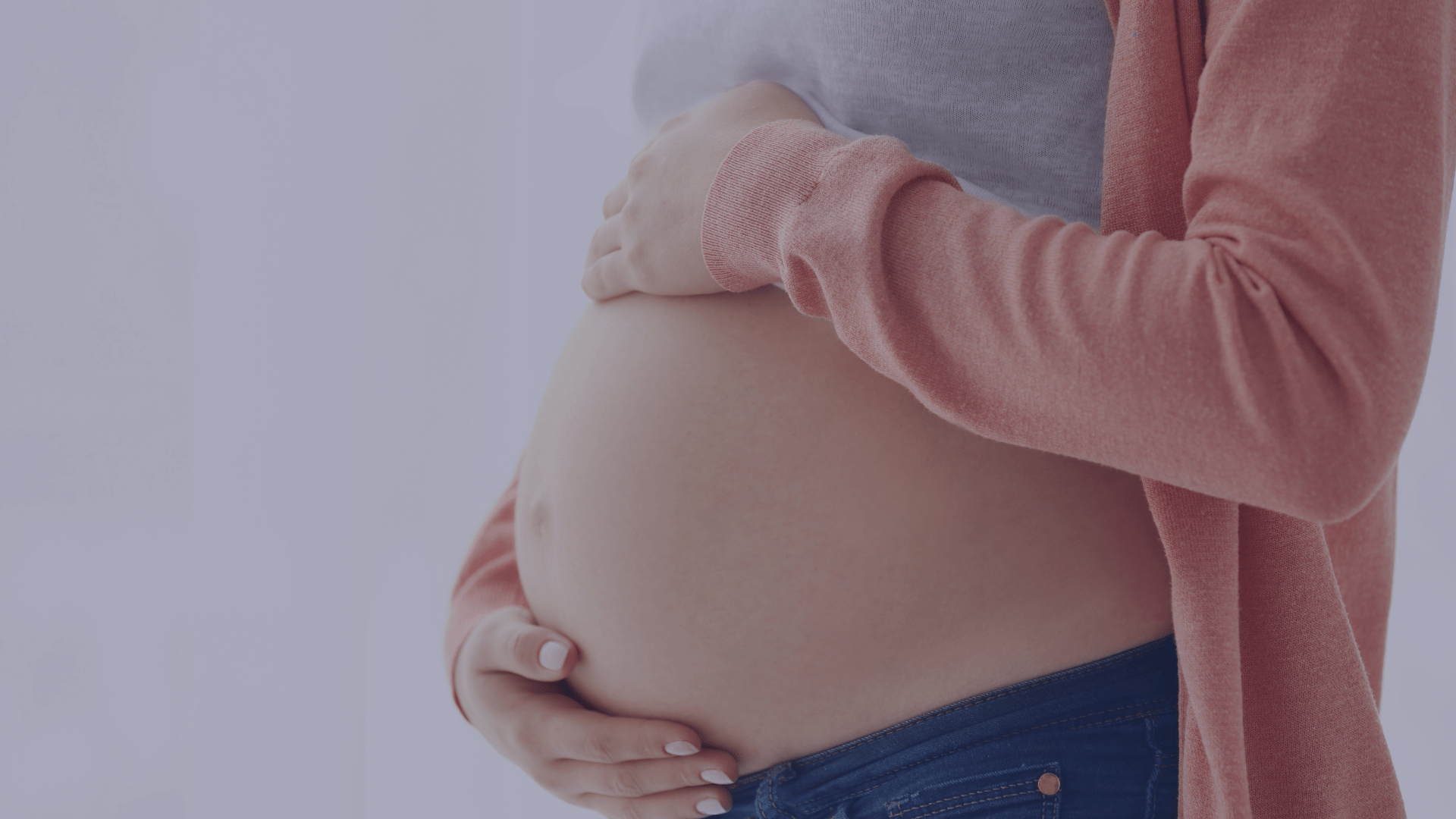 kobieta w ciąży obejmująca swój brzuch