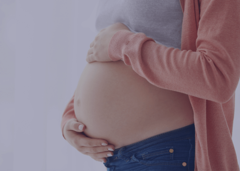 kobieta w ciąży obejmująca swój brzuch